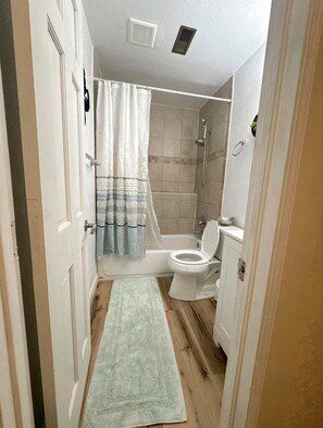 Dusj, håndklær og toalettpapir