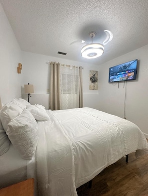 2 habitaciones, escritorio, tabla de planchar con plancha y wifi gratis 