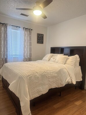 2 soverom, safe på rommet, skrivebord og strykejern/-brett