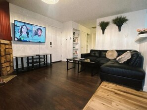 Smart TV y chimenea 
