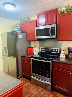 Réfrigérateur, micro-ondes, four, plaque de cuisson