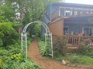 Outdoor dining - House on Lake Winnebago (Oshkosh)