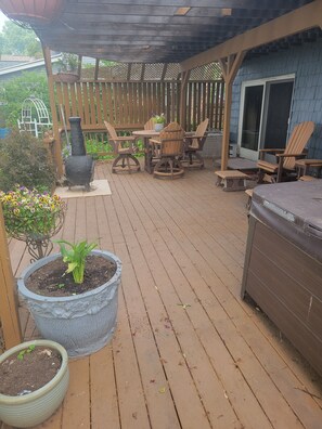 Outdoor dining - House on Lake Winnebago (Oshkosh)