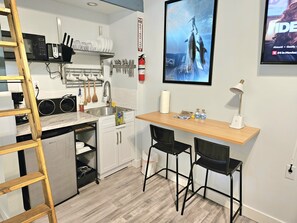 Kühlschrank, Mikrowelle, Herdplatte, Wasserkocher mit Kaffee-/Teezubehör