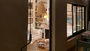 Ein gemütliches Zimmer mit Bett, Esstisch und Blick durch ein Fenster.
