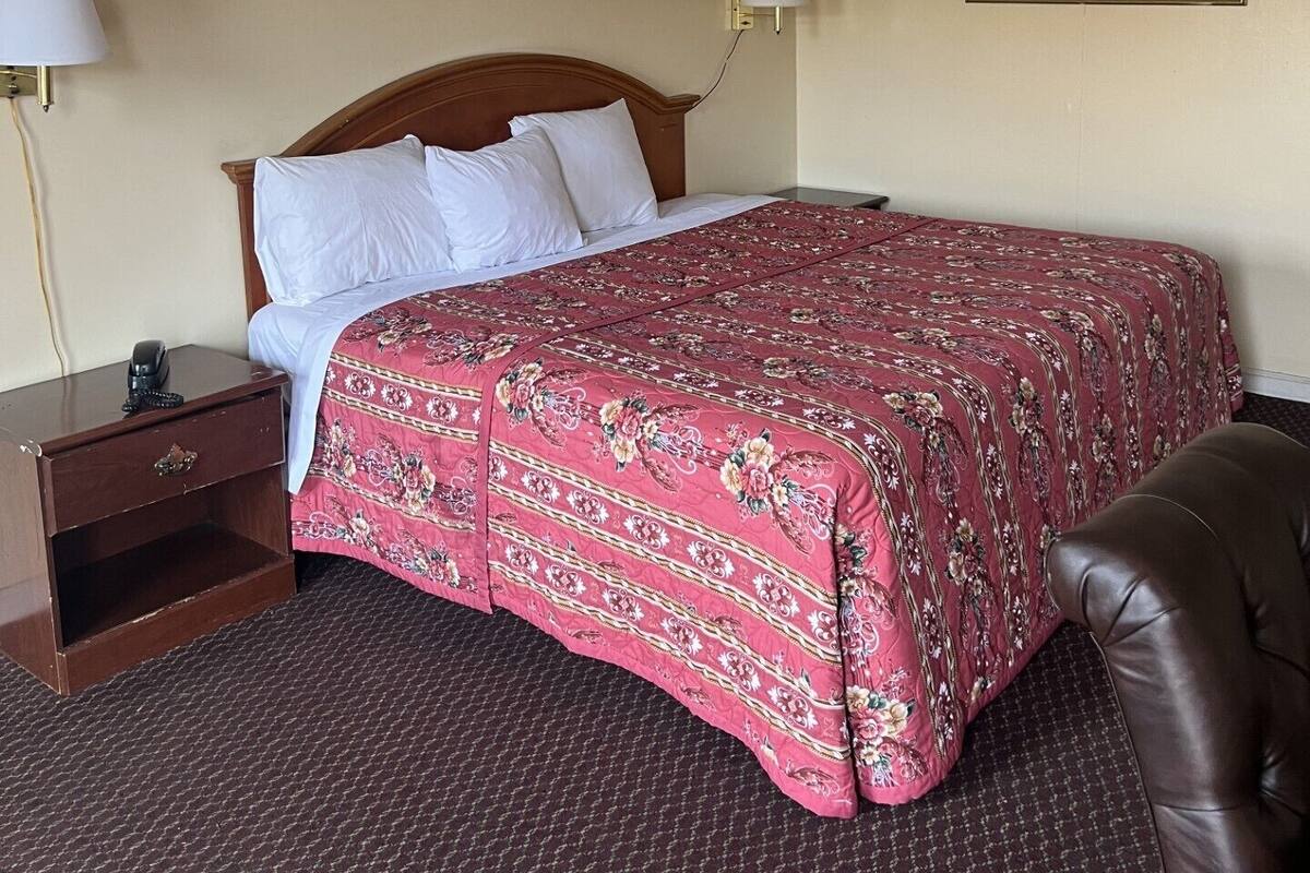Standard Single Room, 1 King Bed | WiFi (free), bed sheets