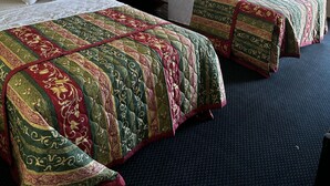 Habitación doble estándar, 2 camas matrimoniales | Wifi gratis y ropa de cama