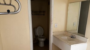 Habitación individual estándar, 1 cama King size | Baño | Tina y toallas