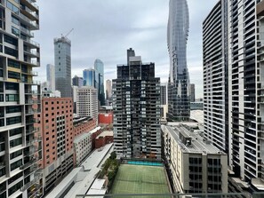 Exterior - Stunning City View 2BR in CBD by Readyset Apartments (Melbourne)