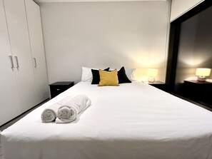 2 室のベッドルーム、デスク、アイロン / アイロン台、旅行用ベビーベッド