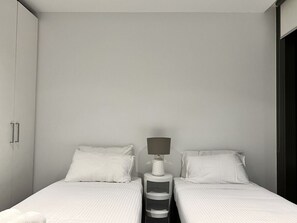 2 室のベッドルーム、デスク、アイロン / アイロン台、旅行用ベビーベッド