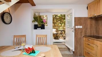 Apartment (2 Bedrooms) | Essbereich im Zimmer