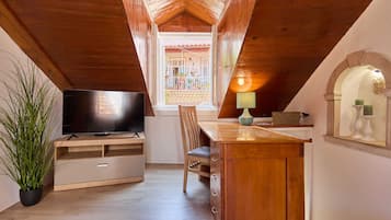 Apartment (2 Bedrooms) | Wohnzimmer