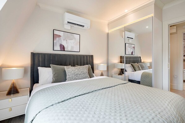 Departamento básico, 1 cama matrimonial y sofá cama | 1 habitación, escritorio y espacio para trabajar con laptop 