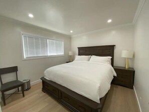 2 عدّة غرف نوم وخزنة داخل الغرفة ومكتب وسرير سفر