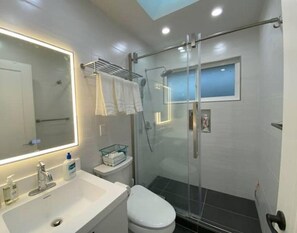 Douche, sèche-cheveux, bidet, serviettes fournies
