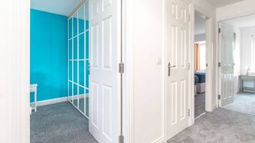 4 bedrooms, iron/ironing board, bed sheets