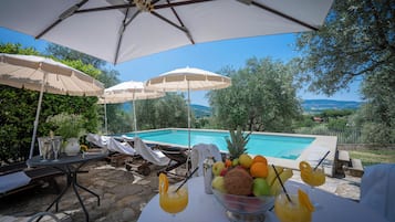 Piscina stagionale all'aperto, ombrelloni da piscina, lettini