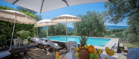 Piscine extérieure (ouverte en saison), parasols de plage
