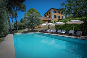 Seasonal outdoor pool, pool umbrellas, pool loungers - Villa Recanati, Val D' Orcia, Private Pool, Jacuzzi, Wifi (Chiusi)