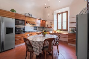 Villa | Private kitchen | Full-sized fridge, microwave, oven, stovetop - Villa Recanati, Val D' Orcia, Private Pool, Jacuzzi, Wifi (Chiusi)