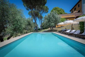 Seasonal outdoor pool, pool umbrellas, pool loungers - Villa Recanati, Val D' Orcia, Private Pool, Jacuzzi, Wifi (Chiusi)