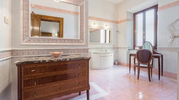 Villa | Bagno | Asciugacapelli, bidet, asciugamani
