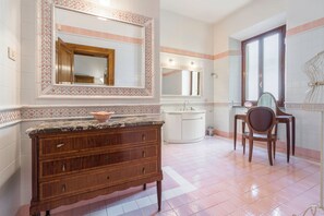 Villa | Bathroom | Hair dryer, bidet, towels - Villa Recanati, Val D' Orcia, Private Pool, Jacuzzi, Wifi (Chiusi)