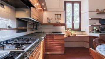 Villa | Cucina privata | Frigorifero con congelatore, microonde, forno, piano cottura