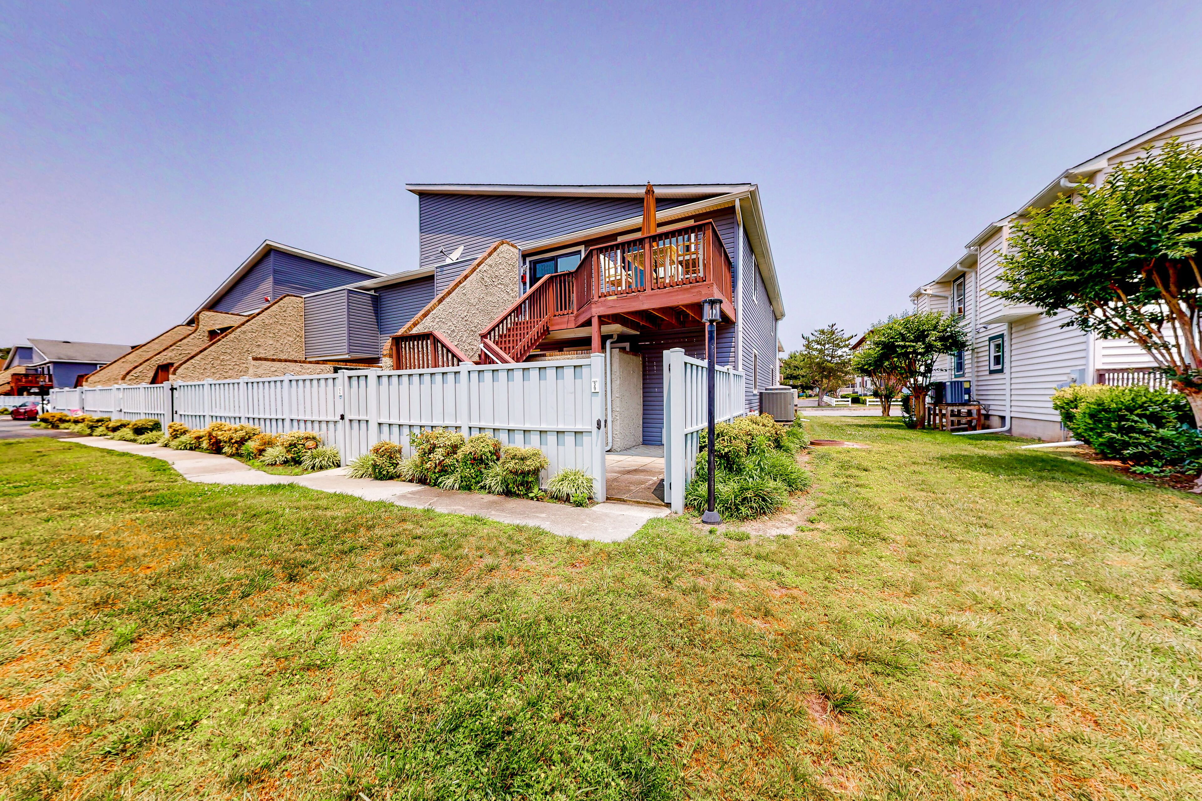 2nd-floor condo near beach with balcony, outdoor pool, streaming, washer/dryer