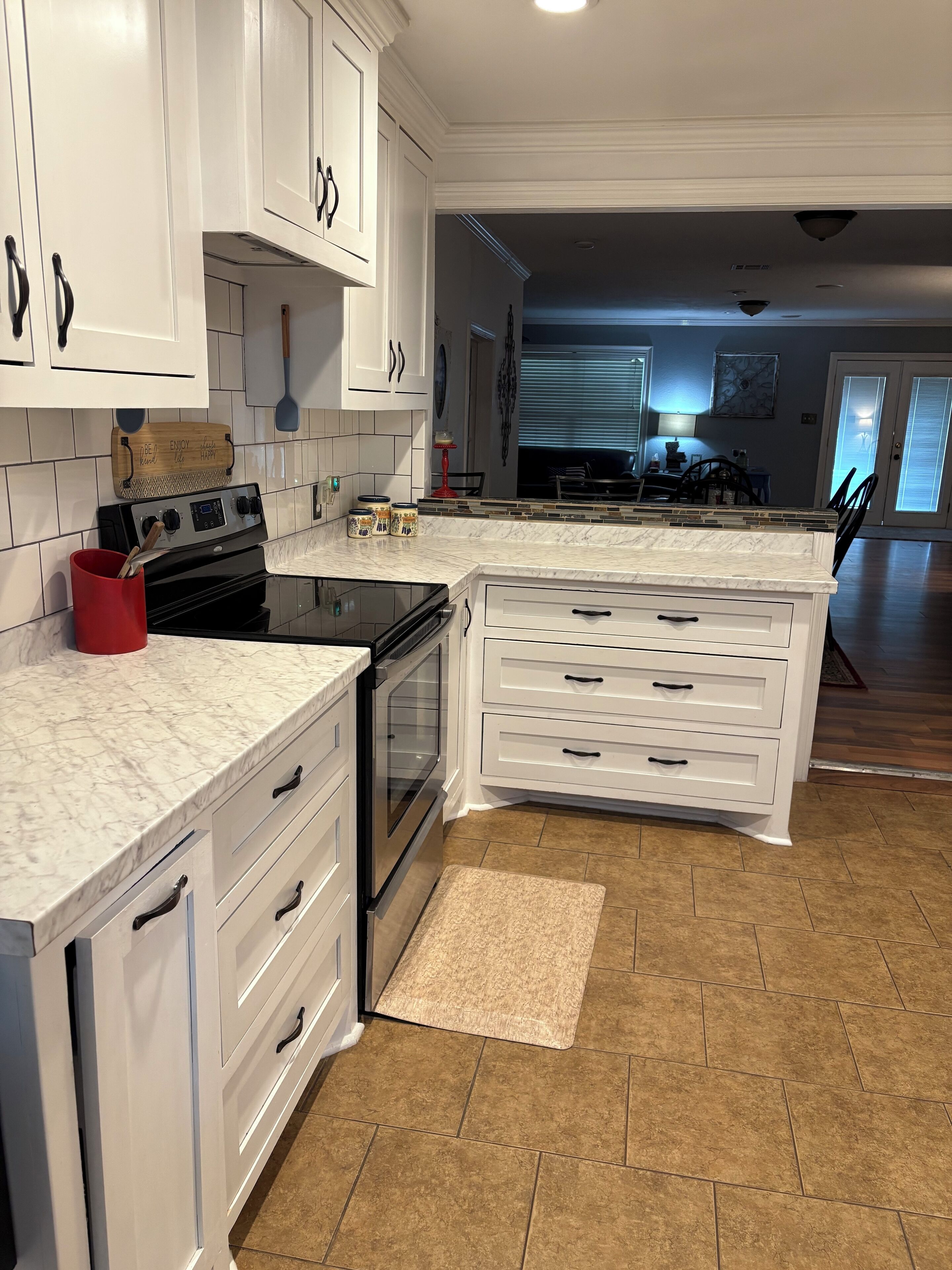 冷蔵庫、電子レンジ、オーブン、コンロ