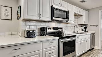 Nhà, nhiều giường (Tracy's Tybee Paradise) | Bếp riêng