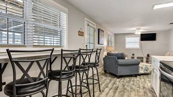 Nhà, nhiều giường (Tracy's Tybee Paradise) | Khu ăn uống