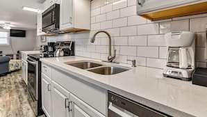 House, Multiple Beds (Tracy's Tybee Paradise) | Private kitchen - Tracy's Tybee Paradise (Tybee Island)
