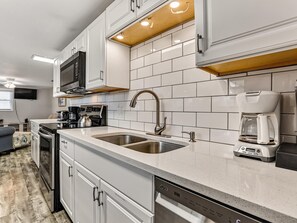 Private kitchen - Tracy's Tybee Paradise (Tybee Island)