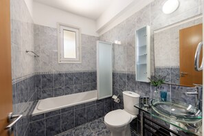 Badewanne, Haartrockner, Handtücher