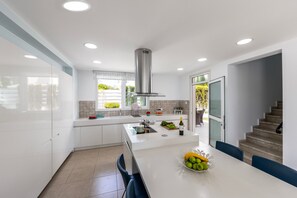 Refrigerador, horno, cafetera/tetera, tetera/pava eléctrica