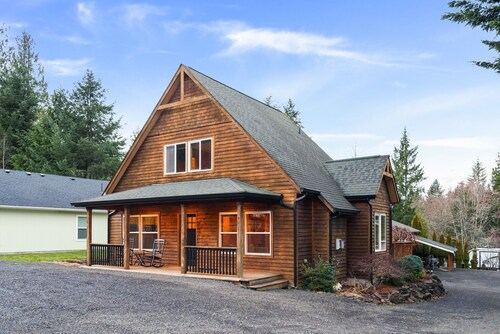 Rustic Lake House w/ Cozy Charm