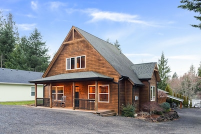 Rustic Lake House w/ Cozy Charm