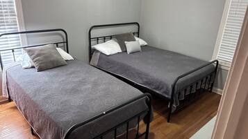 3 chambres, bureau, fer et planche Ă repasser, lit parapluie