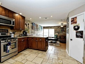 冰箱、微波炉、烤箱、炉灶