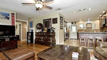 Smart TV, fireplace, stereo