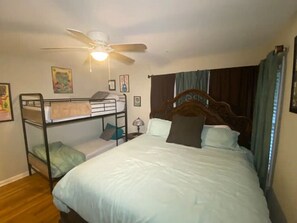 3 bedrooms, desk, iron/ironing board, travel cot - SoLa‘04 Travelers Retreat- Bachelorette Welcome! Mins To DT (Austin)