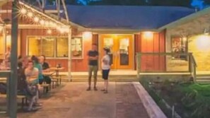 Outdoor dining - SoLa‘04 Travelers Retreat- Bachelorette Welcome! Mins To DT (Austin)