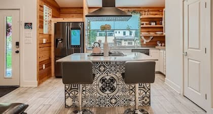 Pet Friendly Retreat with Lap Pool / Spa in the '04! Near SXSW Top Spots!