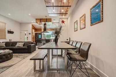 Pet Friendly Retreat with Lap Pool / Spa in the '04!  Near SXSW Top Spots!