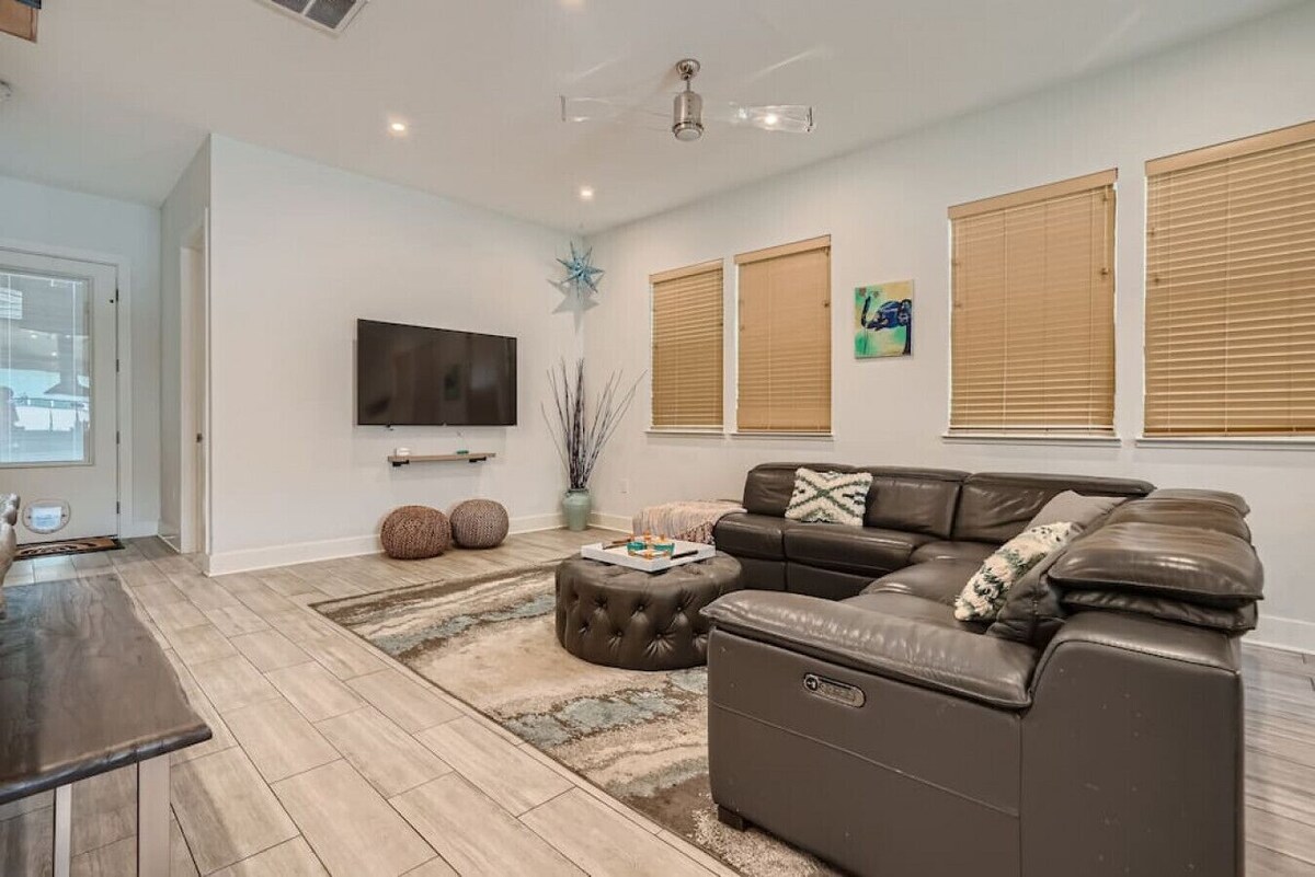 Photo 8 of Pet Friendly Retreat with Lap Pool / Spa in the '04! Near SXSW Top Spots!