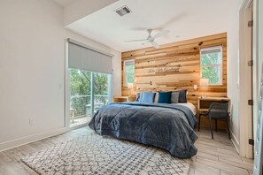 6 bedrooms, desk, iron/ironing board, travel crib