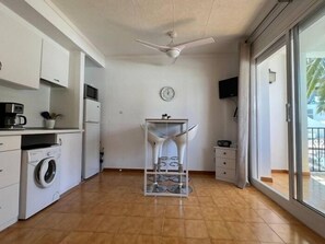 Een koelkast, een microgolfoven, een koffiezetapparaat/waterkoker