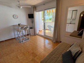 TV - Ground floor flat with exit to swimming pool AV-03 (ROSES)